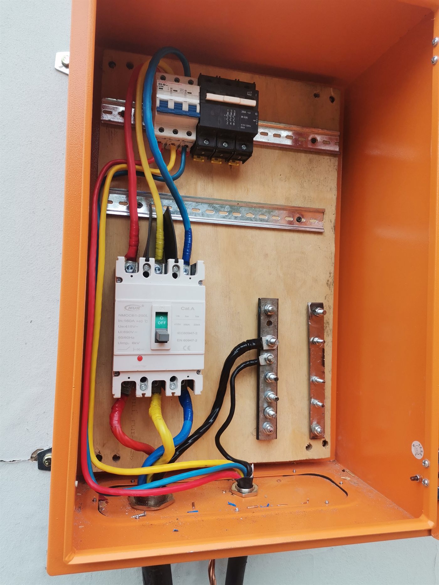 Three-phase distribution board
